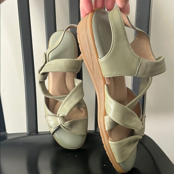 BeautiFeel Green Leather Sandals w/ Adjustable Straps and Cushioned Footbed - Picture 4 of 9